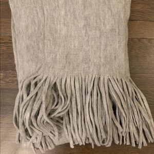 Oversized scarf with fringe